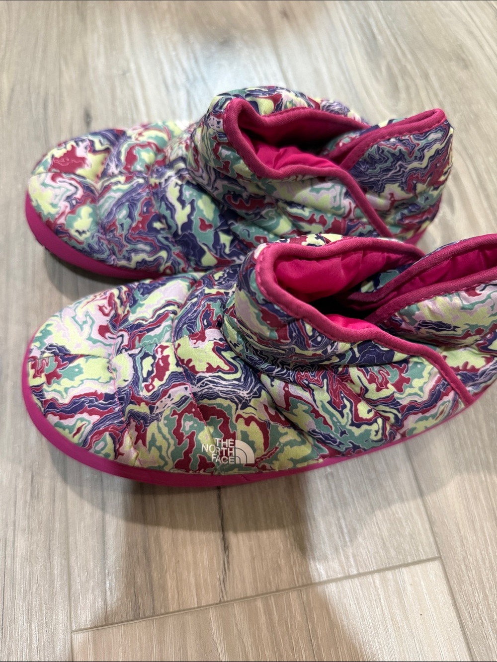The North Face Kids Pink Multi Marble Slip-On Slippers